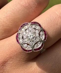 Bague de style Art Déco en platine avec diamants et rubis.