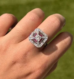 Bague de style Art Déco en platine avec diamants et rubis.