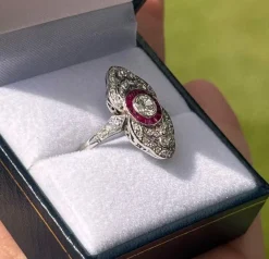 Bague de style Art Déco en platine avec diamants et rubis.