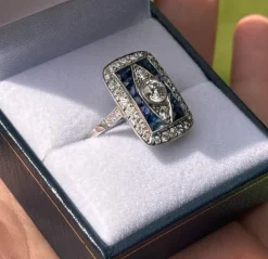 Bague de style Art Déco en platine avec diamants et saphirs.