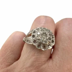 Bague de style Art Déco en or blanc avec diamants
