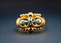 Bague de style Art Déco en Or Jaune 18 Carats avec Trois Diamants de 0,7 Carat