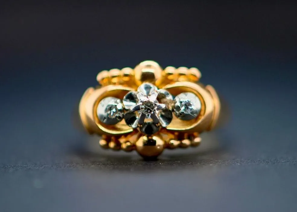 Bague de style Art Déco en Or Jaune 18 Carats avec Trois Diamants de 0,7 Carat