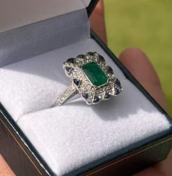 Bague de style Art Déco en platine avec diamants, émeraudes et saphirs.