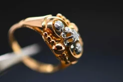 Bague de style Art Déco en Or Jaune 18 Carats avec Trois Diamants de 0,7 Carat