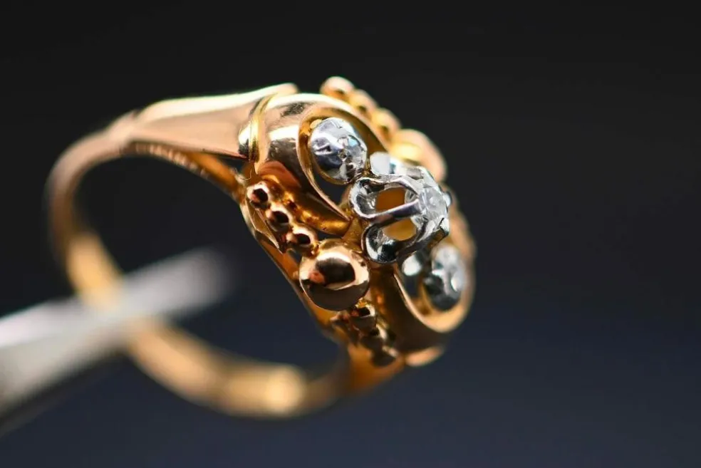 Bague de style Art Déco en Or Jaune 18 Carats avec Trois Diamants de 0,7 Carat