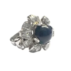BAGUE DE STYLE ART DÉCO, ÉPOQUE 1930-1935, OR 18 KT AVEC DIAMANTS ET SAPHIRS