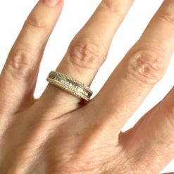 Bague de style contemporain en or blanc et diamants