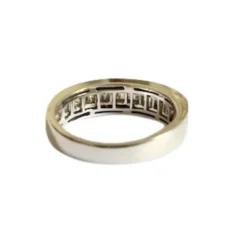 Bague de style contemporain en or blanc et diamants