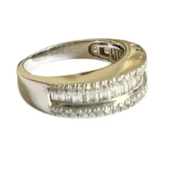 Bague de style contemporain en or blanc et diamants