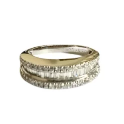 Bague de style contemporain en or blanc et diamants