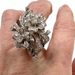 BAGUE DE STYLE RÉTRO EN OR 18 KT DE LA PÉRIODE 1940-1945 AVEC DIAMANTS