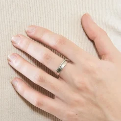 Bague demi-alliance en or blanc et diamants