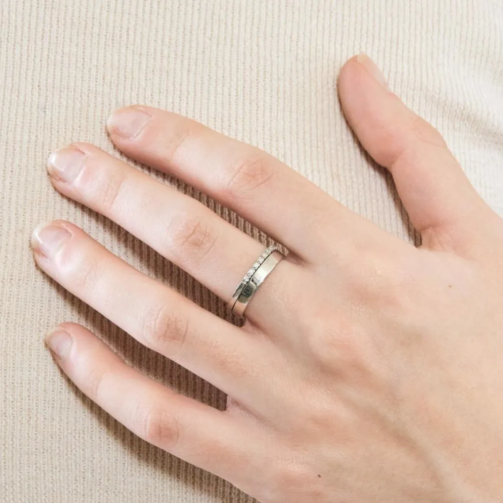 Bague demi-alliance en or blanc et diamants