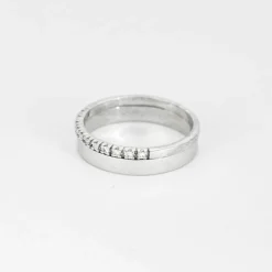 Bague demi-alliance en or blanc et diamants