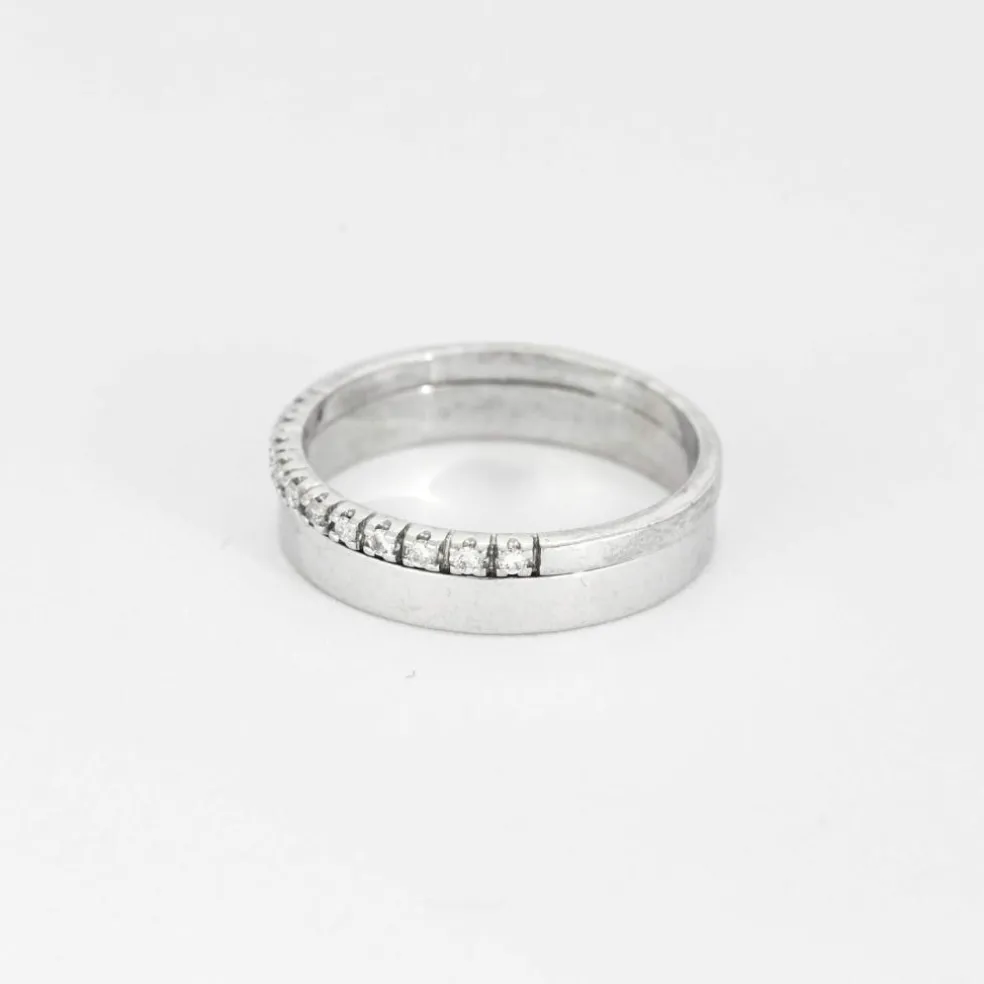 Bague demi-alliance en or blanc et diamants