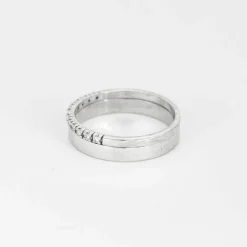 Bague demi-alliance en or blanc et diamants