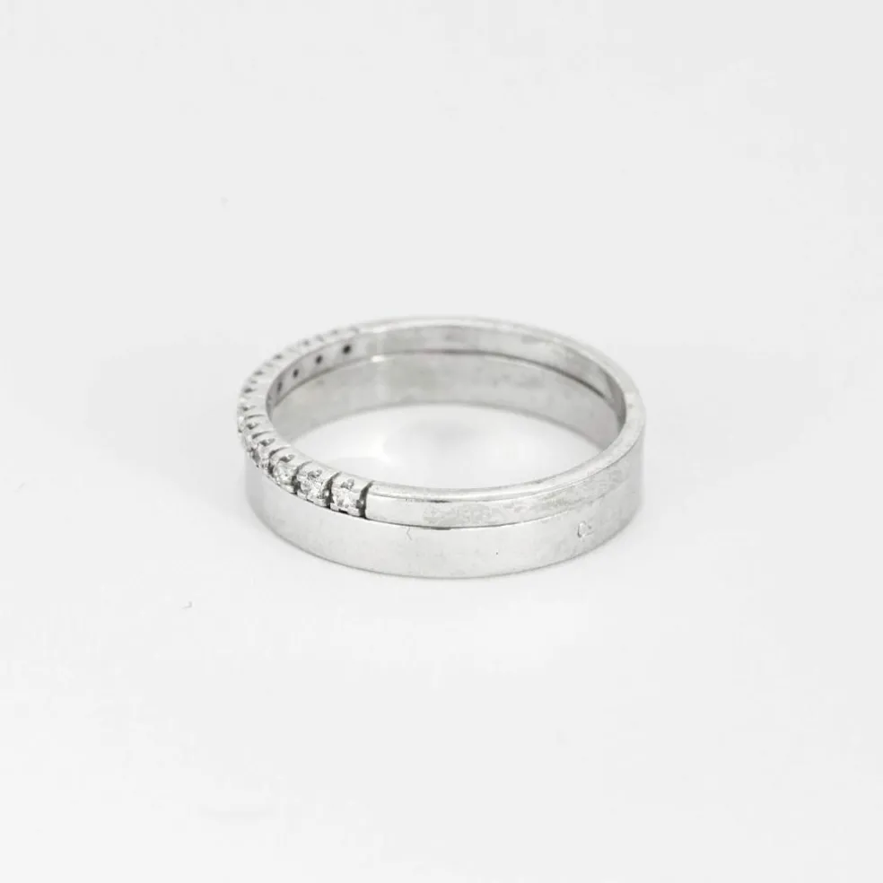 Bague demi-alliance en or blanc et diamants