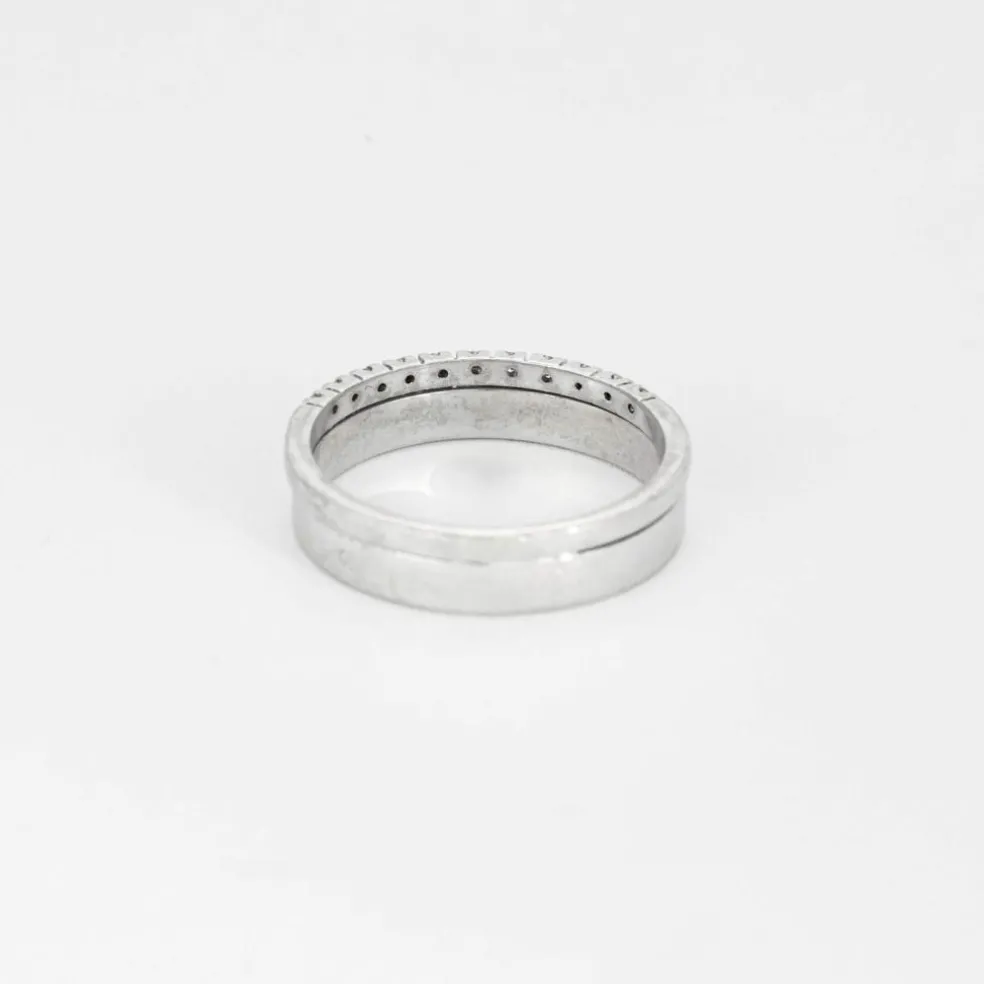 Bague demi-alliance en or blanc et diamants