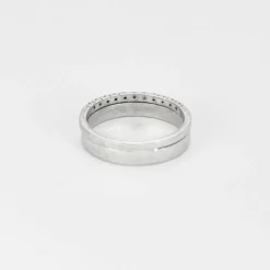 Bague demi-alliance en or blanc et diamants