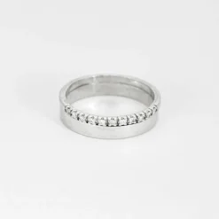 Bague demi-alliance en or blanc et diamants