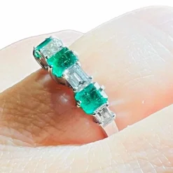 Bague Demi-alliance émeraudes et diamants , Or Blanc 18 Carat