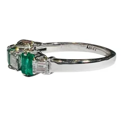 Bague Demi-alliance émeraudes et diamants , Or Blanc 18 Carat