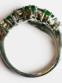 Bague Demi-alliance émeraudes et diamants , Or Blanc 18 Carat