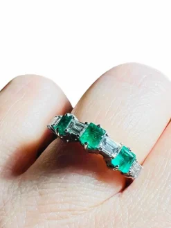 Bague Demi-alliance émeraudes et diamants , Or Blanc 18 Carat