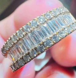 Bague demi-alliance or jaune, diamants baguette, pavage