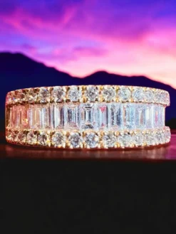 Bague demi-alliance or jaune, diamants baguette, pavage