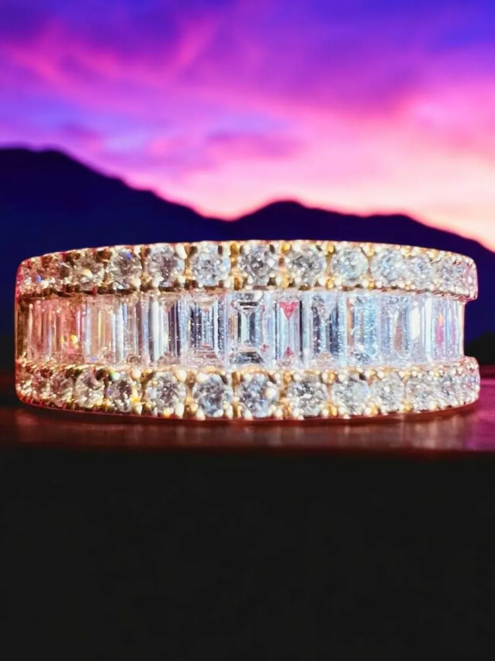 Bague demi-alliance or jaune, diamants baguette, pavage