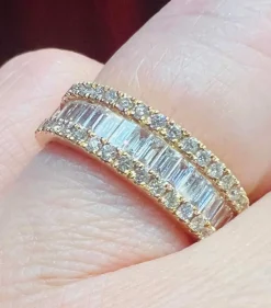 Bague demi-alliance or jaune, diamants baguette, pavage