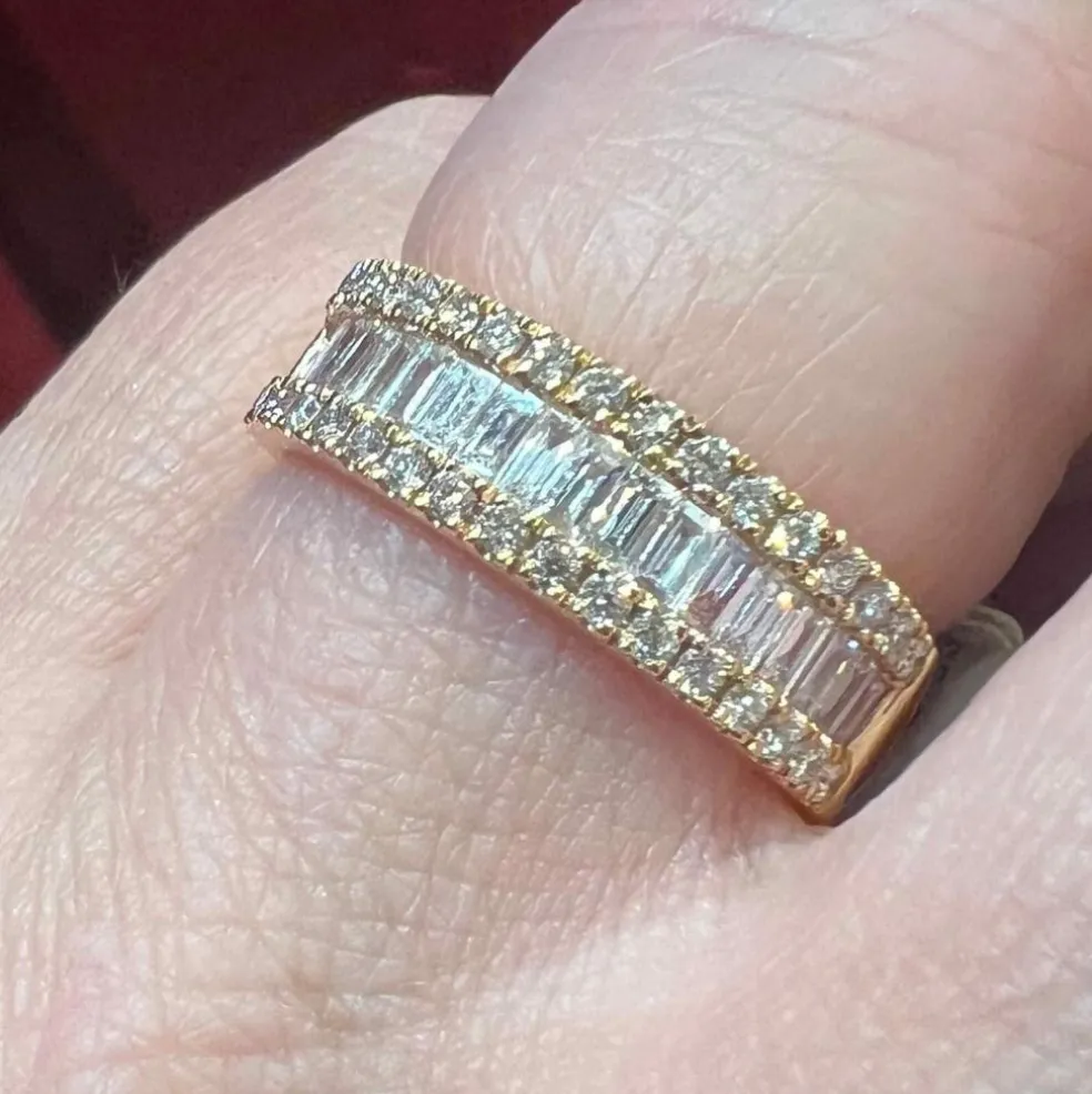 Bague demi-alliance or jaune, diamants baguette, pavage
