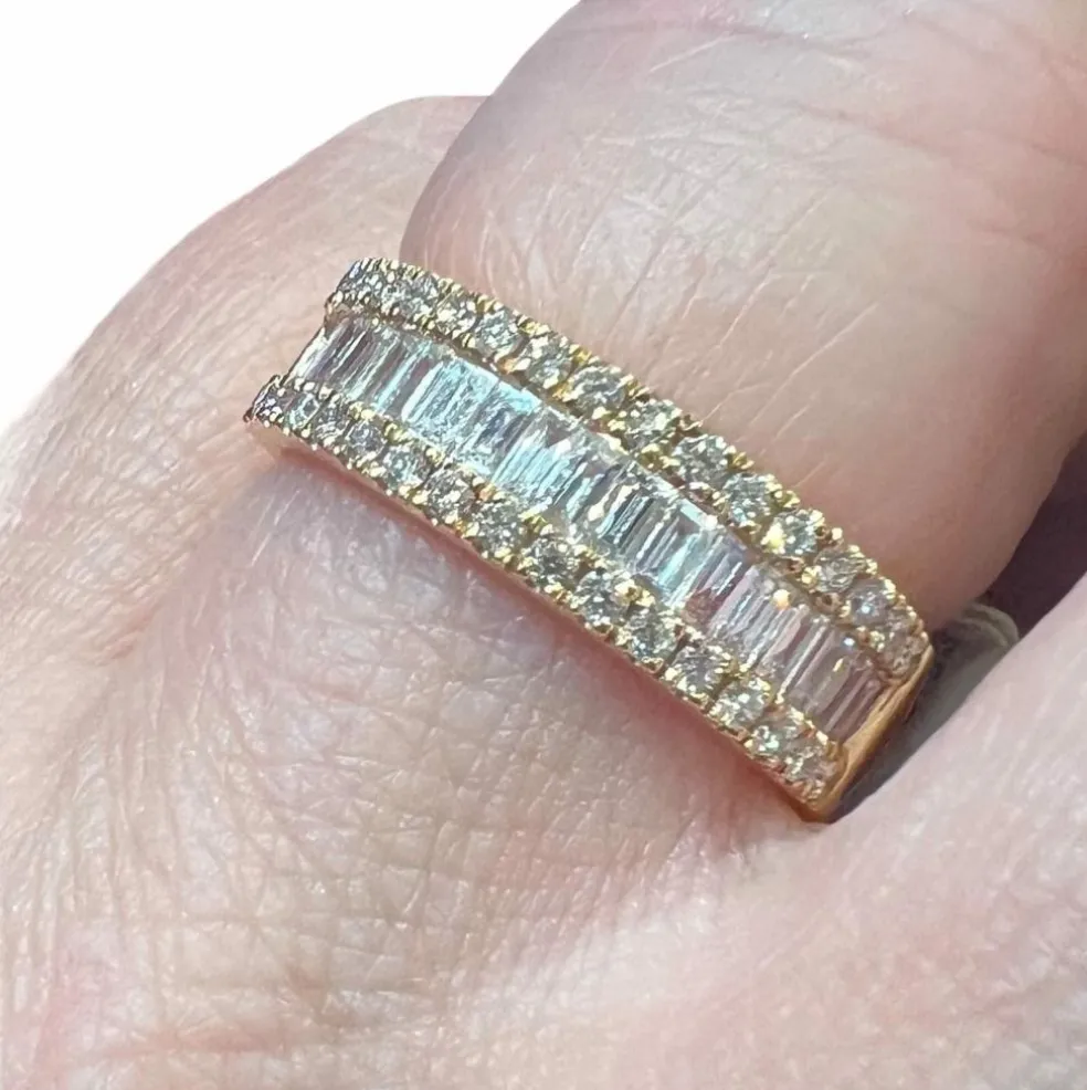 Bague demi-alliance or jaune, diamants baguette, pavage