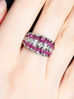 Bague dentelles rubis baguette diamants or blanc