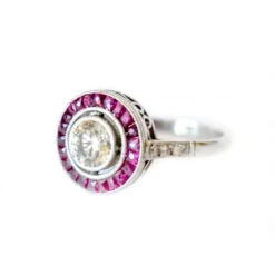 bague design art déco avec rubis et diamants