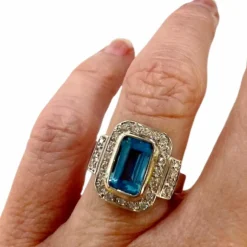 Bague design Art Déco contemporain avec diamants et topaze