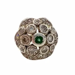 Bague design Art Déco en or et argent avec diamants et émeraude