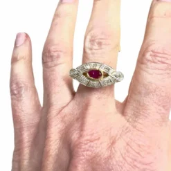 Bague design Art Déco en or 18 kt avec diamants et rubis synthétique