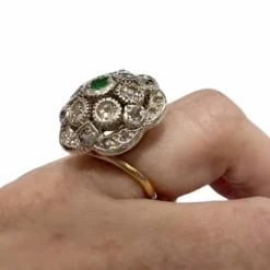 Bague design Art Déco en or et argent avec diamants et émeraude