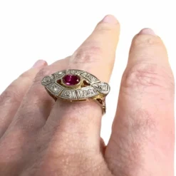 Bague design Art Déco en or 18 kt avec diamants et rubis synthétique