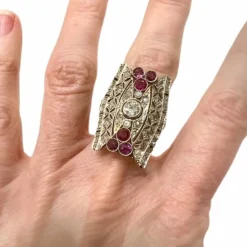 Bague design art déco en or 18 carats avec diamants et rubis