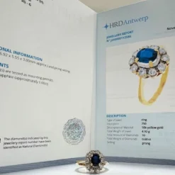 Bague design Art Déco époque 1935 en or 18 kt avec diamants et saphir naturel 1 ct