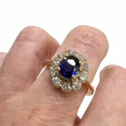 Bague design Art Déco époque 1935 en or 18 kt avec diamants et saphir naturel 1 ct