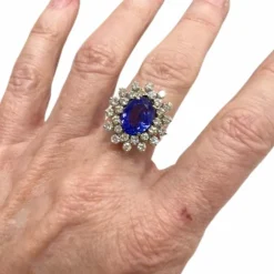 Bague design contemporaine en or avec diamants et tanzanite