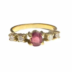 Bague design contemporain en or, diamants, rubis