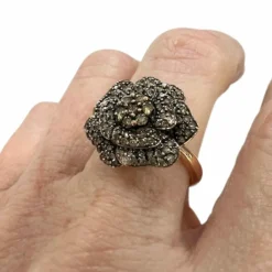 Bague design contemporaine en or et argent avec diamants