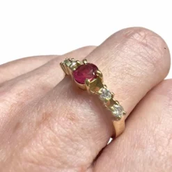 Bague design contemporain en or, diamants, rubis