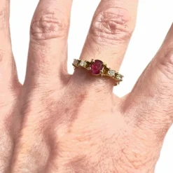 Bague design contemporain en or, diamants, rubis